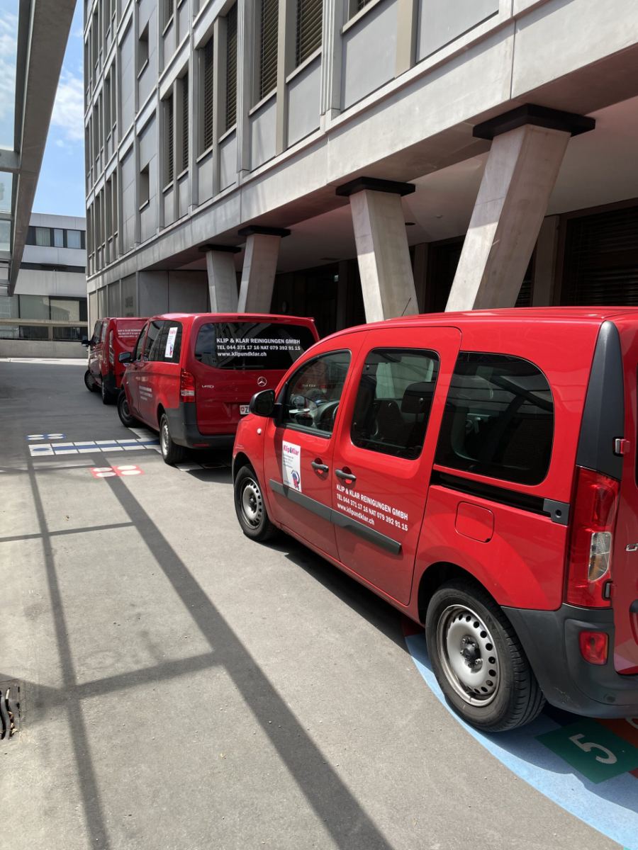 Fahrzeuge von Klip & Klar vor einem Gebäude in Zürich